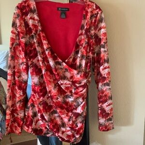 Blouse-crossover surplice.